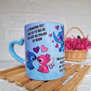 arte caneca stitch a primeira vez que te beijei caneca